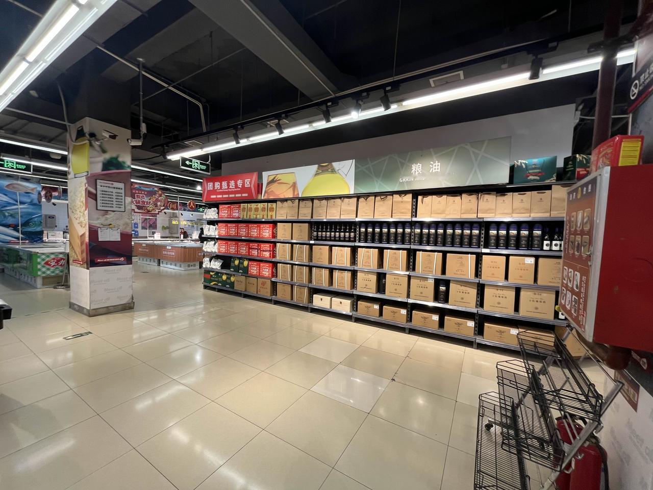 太原美特好进行店面调整……
货架上主要陈列自营商品和酒水。
部分店面停止营业，储