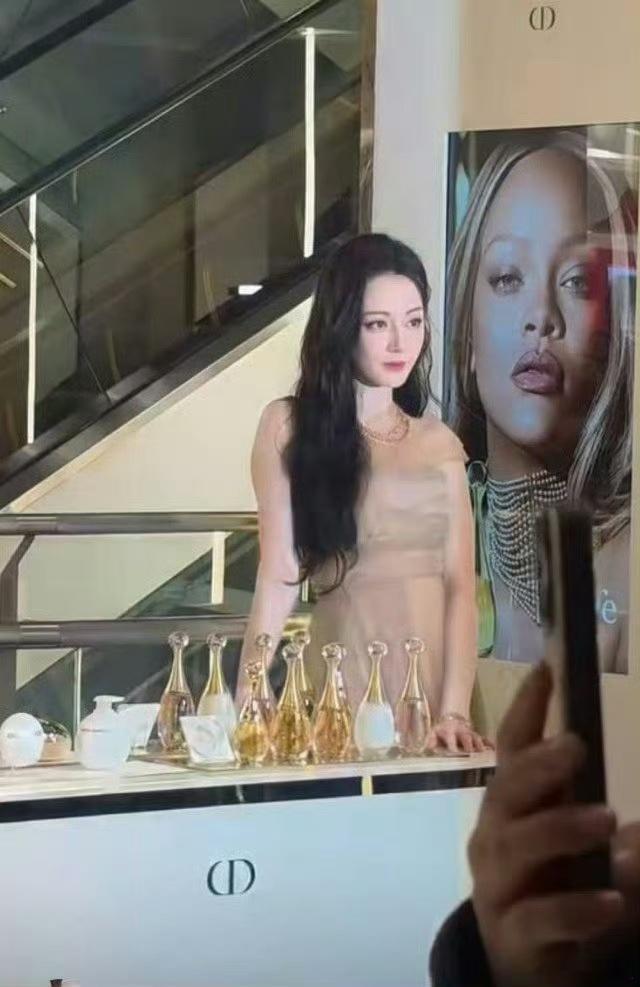 迪丽热巴北京活动生图迪丽热巴梦幻纱裙迪丽热巴梦幻纱裙，美美美， ​​​