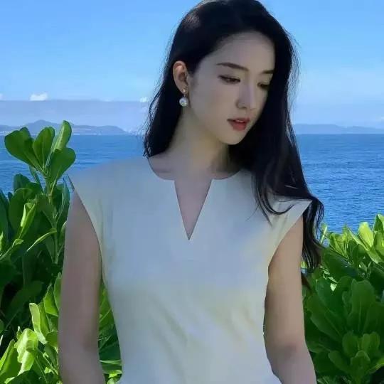 轻盈白裙，温柔海风，沉静如水，自然美照阳光白裙少女 温柔白裙少女 白裙少女感 海