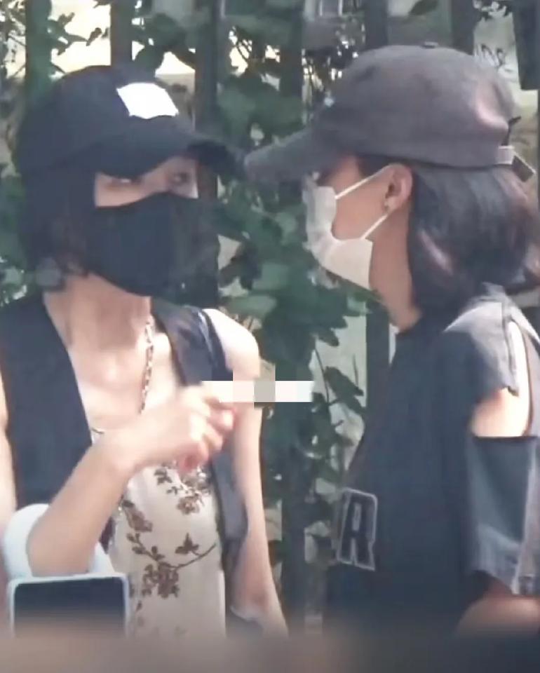 秦岚辛芷蕾又被拍到了一起在街头散步，两人仿佛有说不完的话，走一会就要停下来讲一会