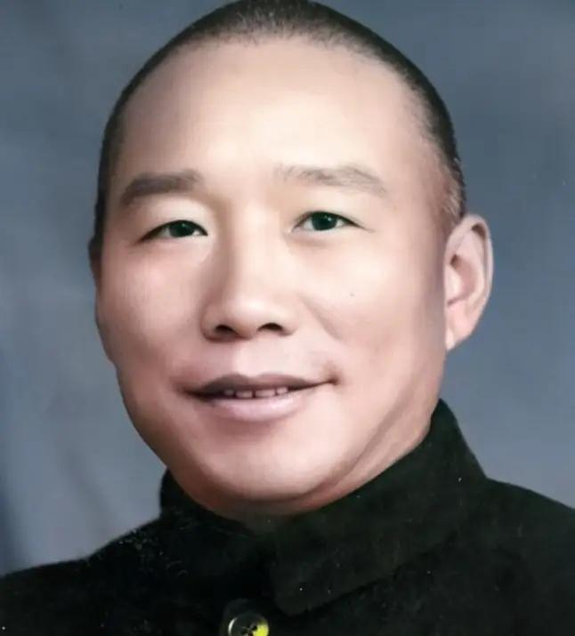 1948年，国军的一名伙夫和大部队走散了，被解放军拦下。解放军看他年纪大，便发了