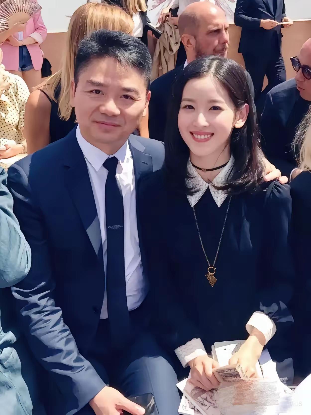 不得不承认，章泽天嫁了个好人家。

香港此次发生灾情 ，章泽天的丈夫刘强东，以京