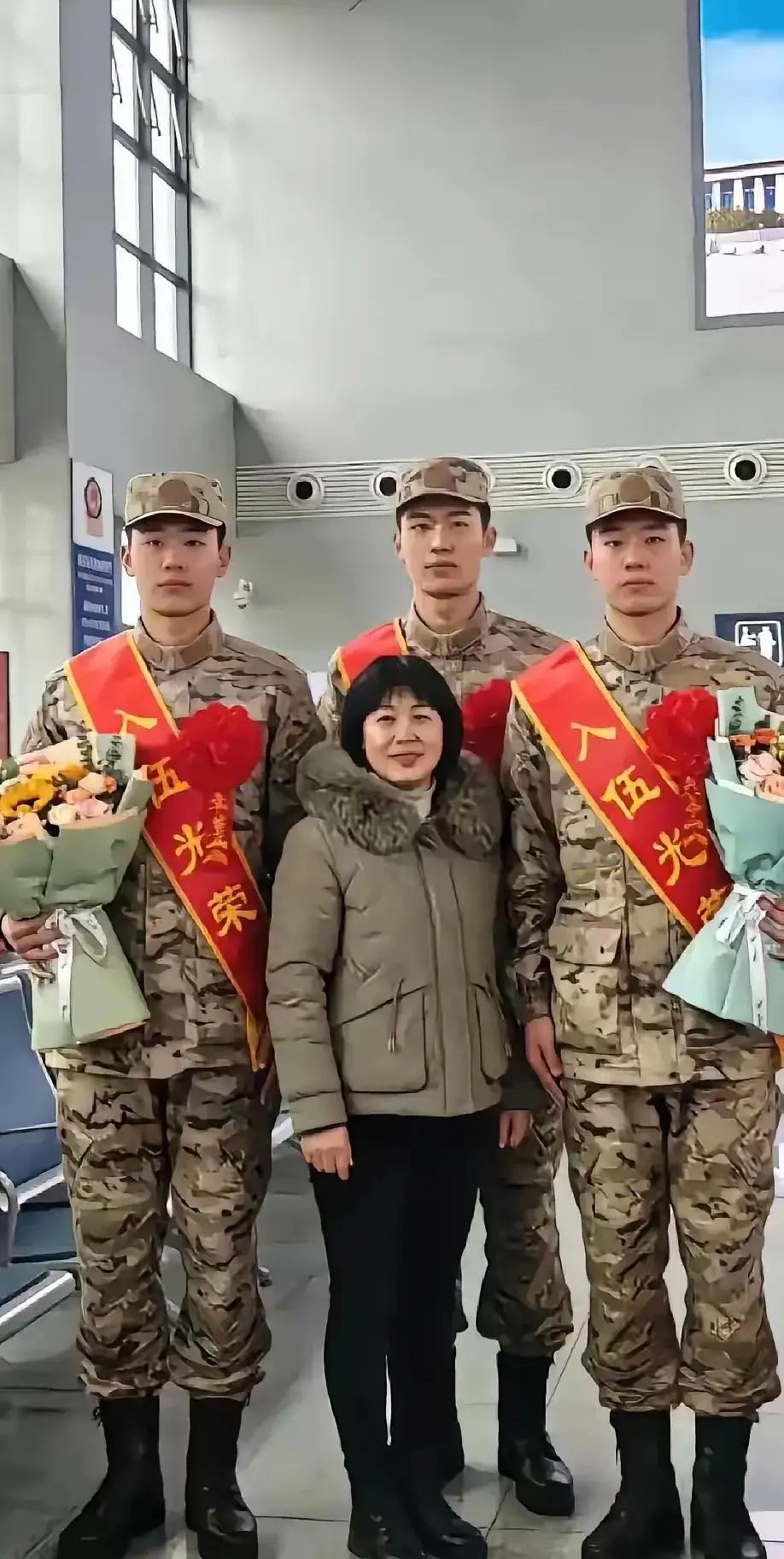 车站送别三胞胎儿子入伍，母亲笑着湿了眼，这是最动人的家国情怀

谁看了不红眼眶！