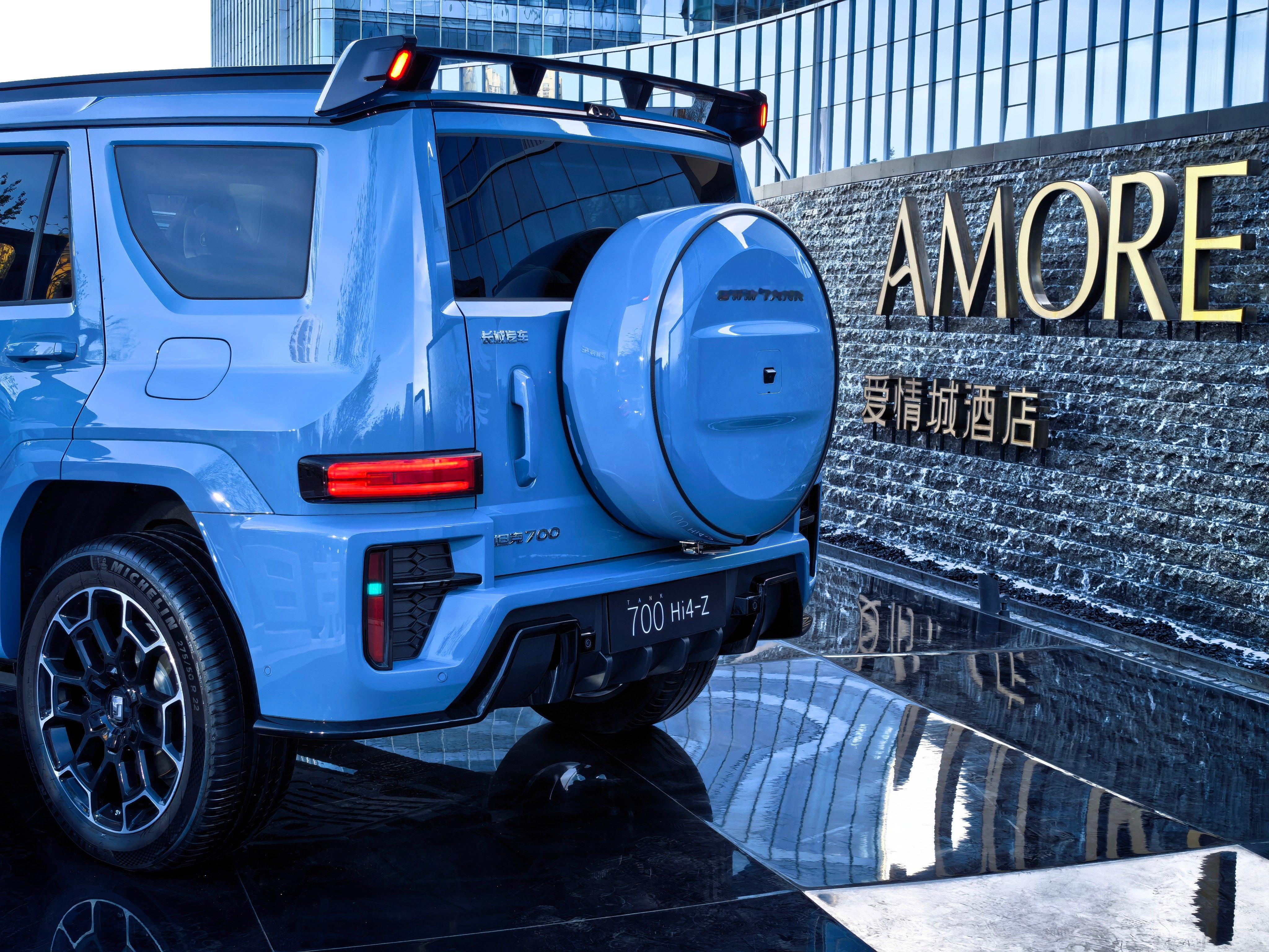 坦克700外观采用麒麟设计语言配上可旋转的激光大灯，敦煌青和千峰翠这几个配色，国