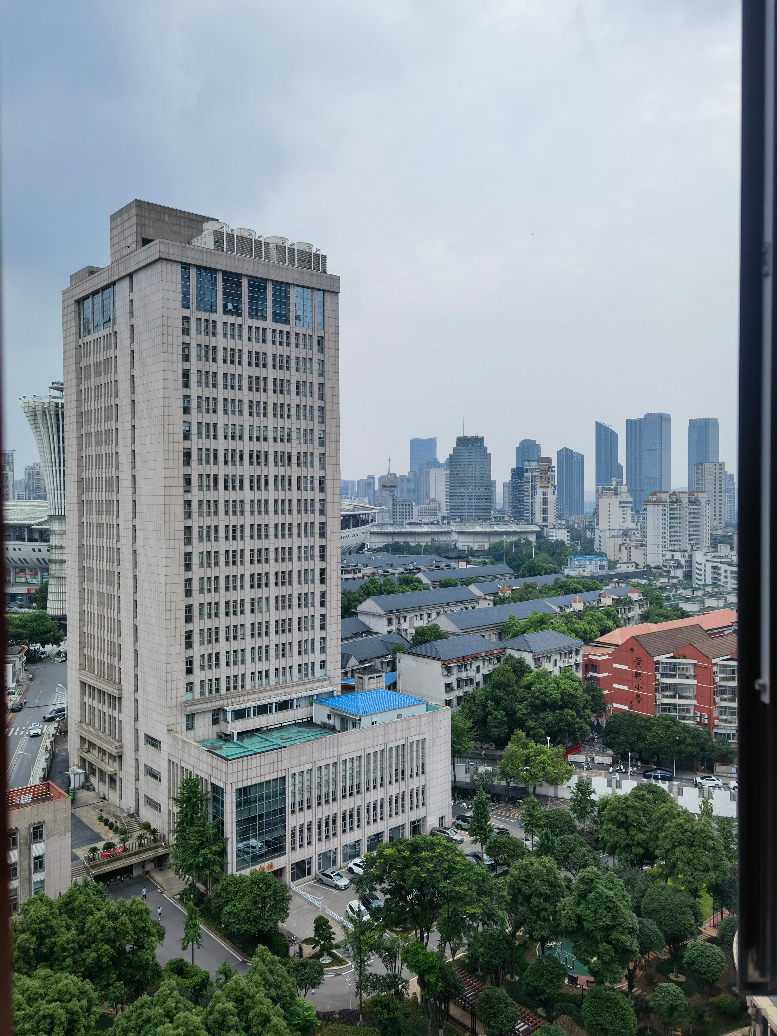 韩国半导体万亿投资形势研判及对策近期韩国推出总投资超1800万亿韩元三大超级产业