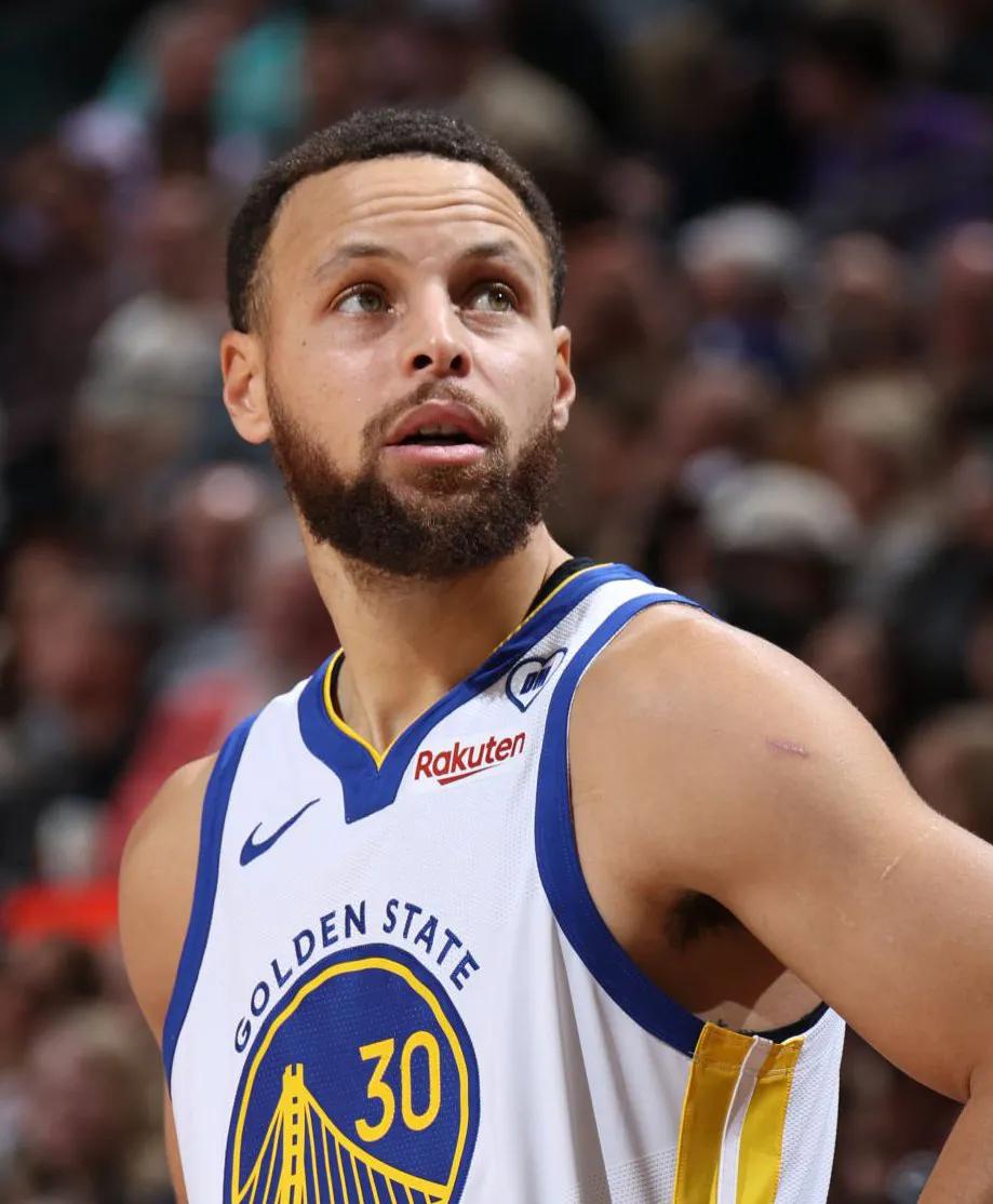 在NBA总决赛系列赛中场均得到25分5篮板5助攻并最终夺冠的球员：

并列第一：