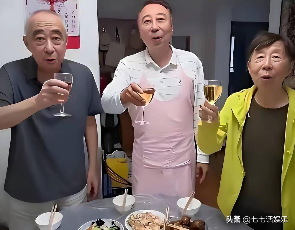 谁是谁家的，一眼就能看出！
冯巩与哥哥，姐姐就像是模具倒出的，男女都不分共用一张