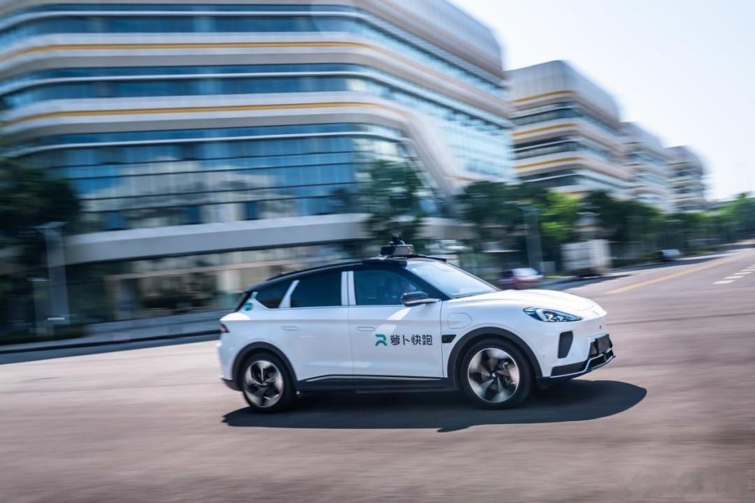 【百度宣布与Uber合作，将在全球部署数千辆无人驾驶汽车】15日，萝卜快跑宣布与