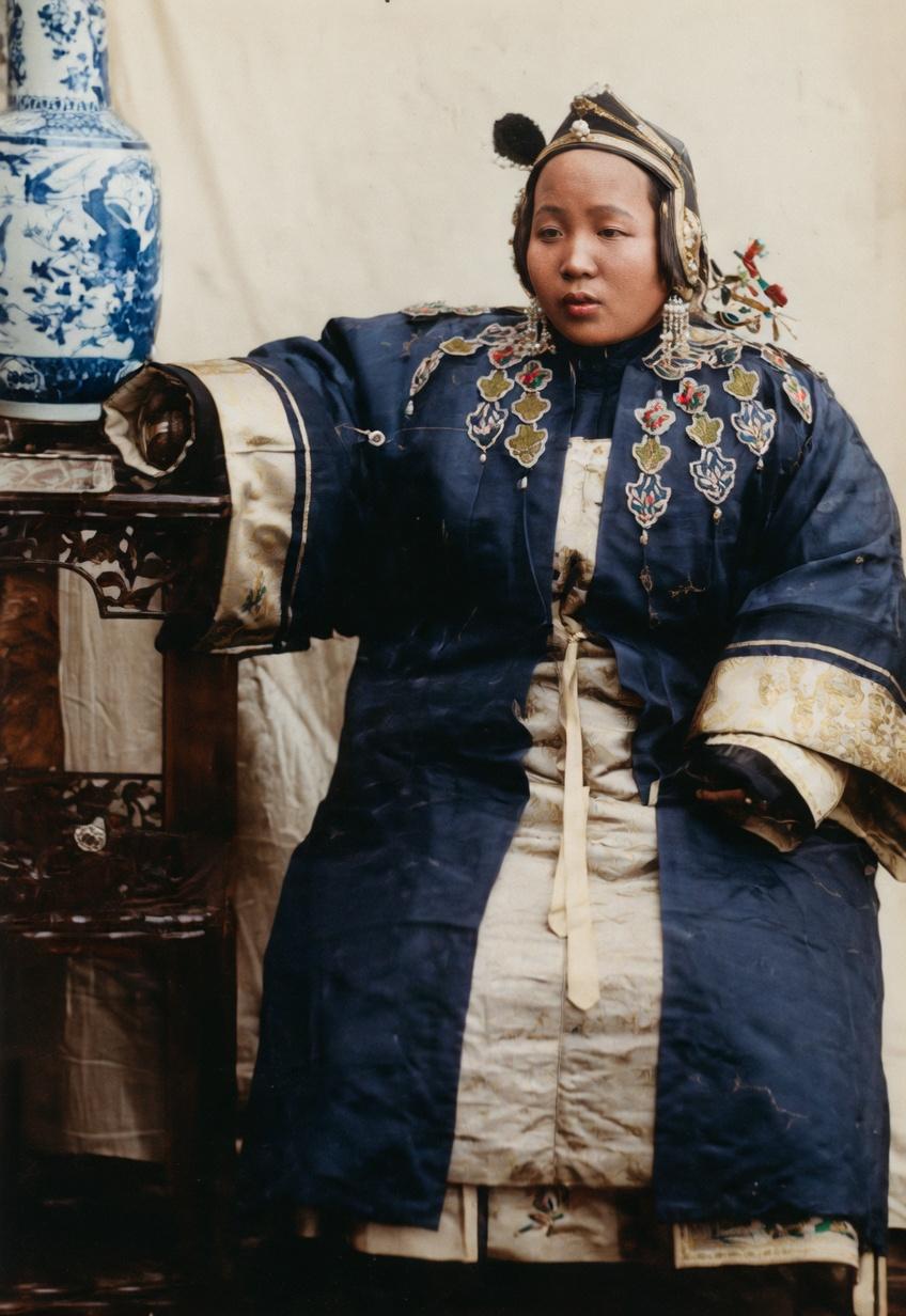 摄影术刚传入中国时，敢拍照的中国女性少之又少，而这张照片里的满族贵妇，就是最早的