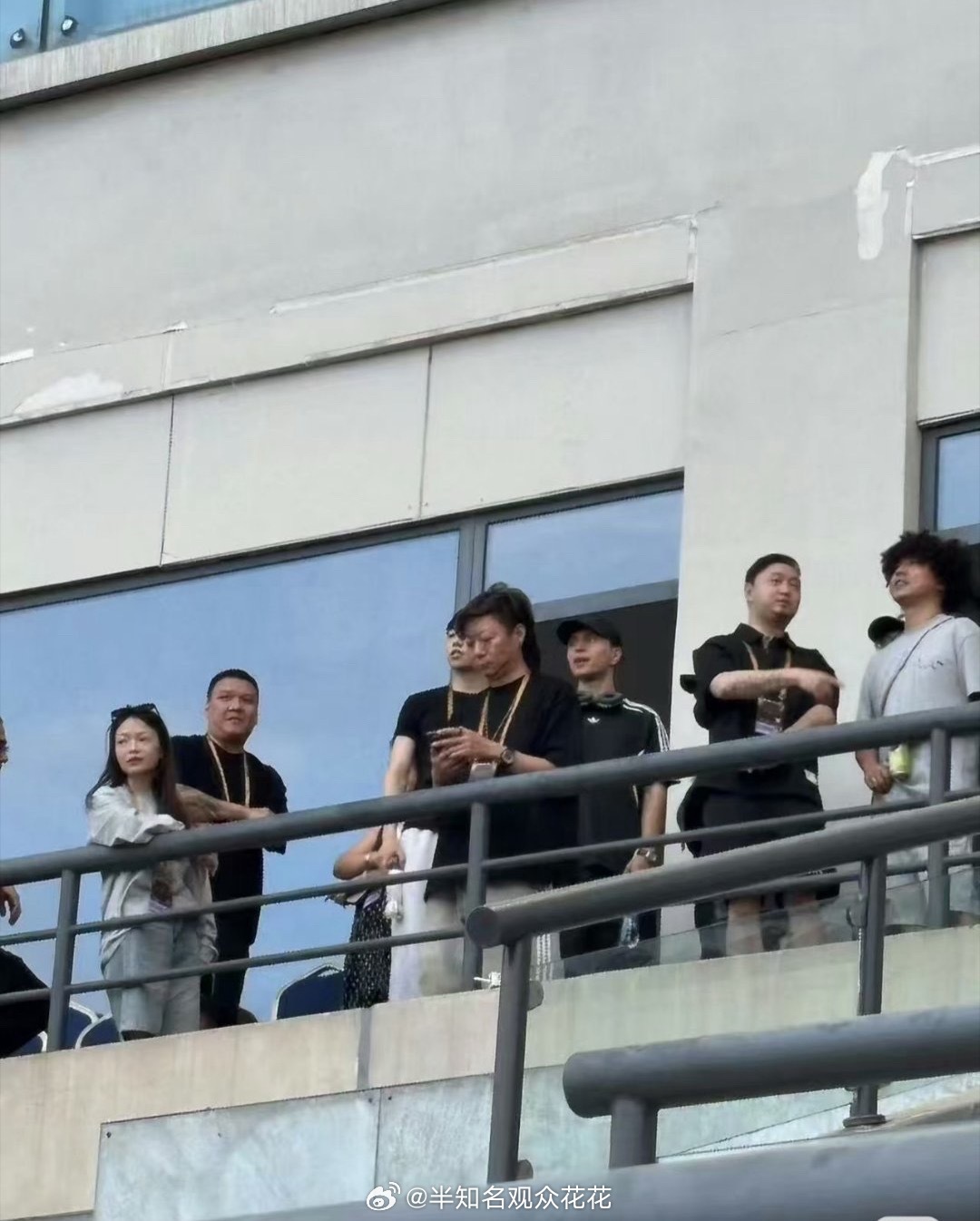 严PD还邀请了underdog的队员来看演唱会严浩翔邀请新说唱队员看演唱会严浩翔
