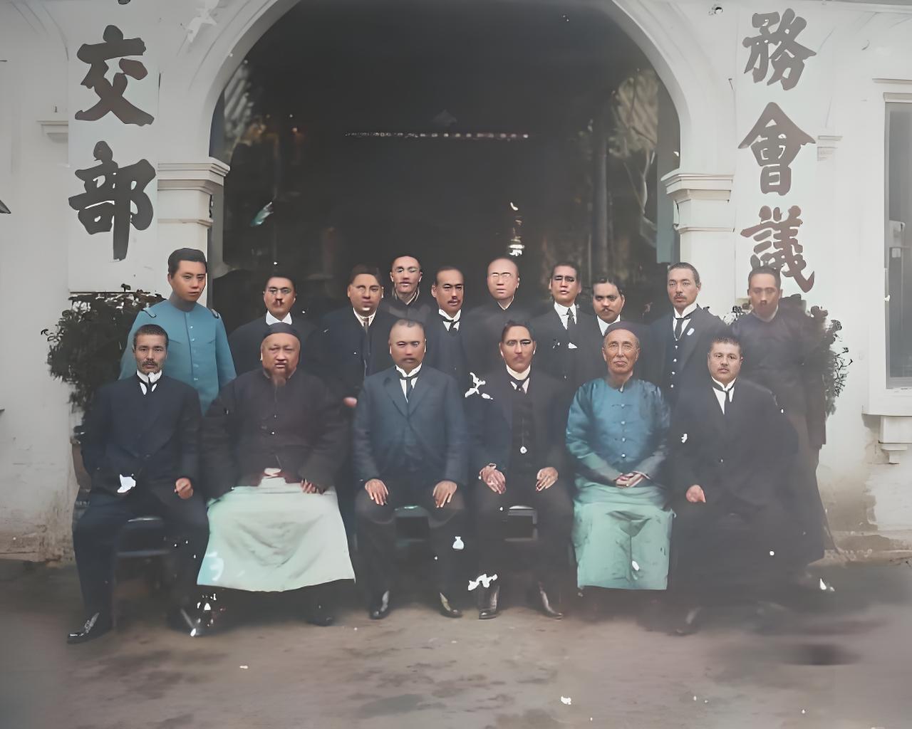 这张老照片啊，就像民国刚开局时外交部的“时光快照”！你看拱门两边的字，左边“交部