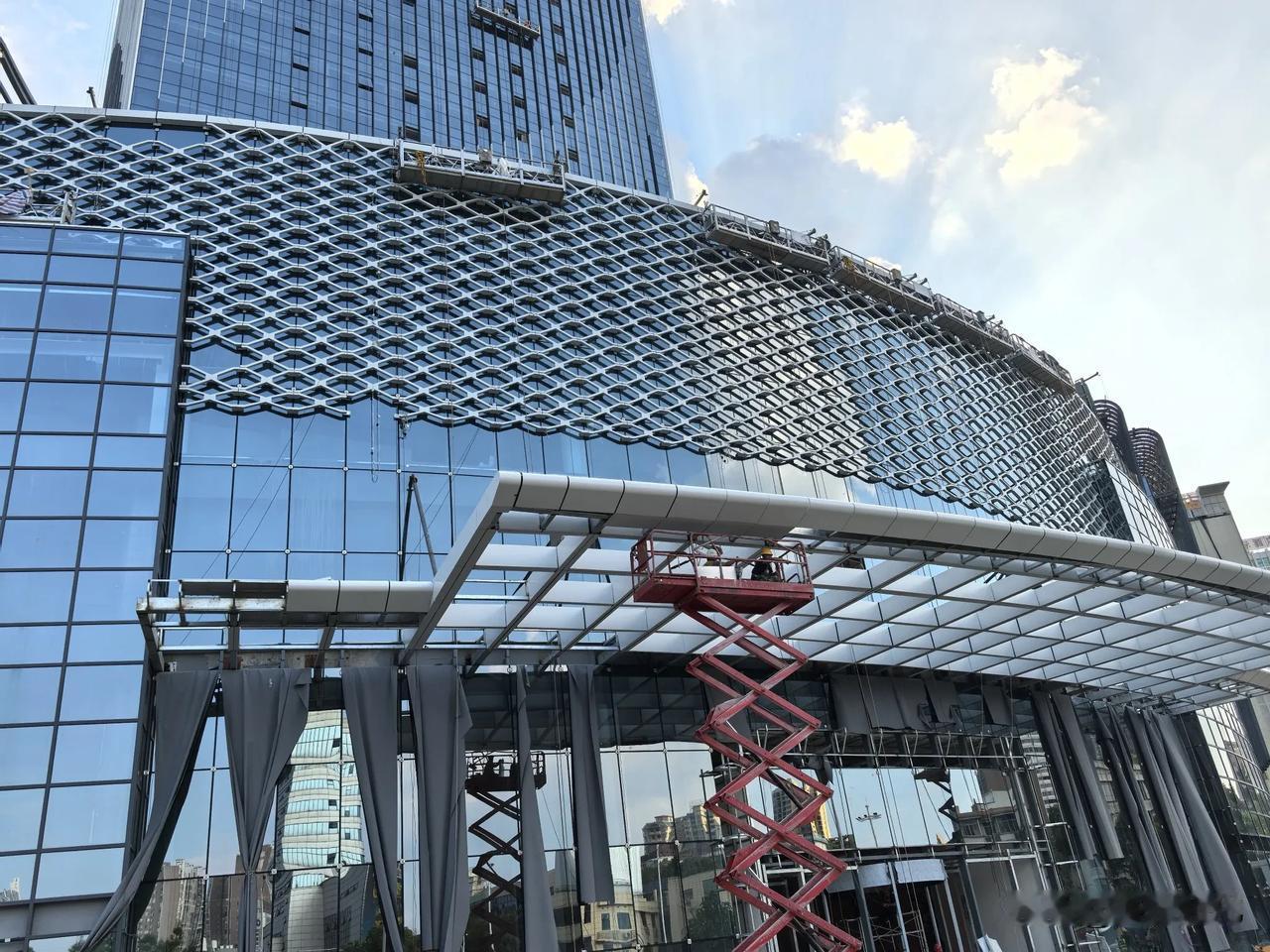 怀化城区又一家高档酒店即将建成营业，建成后使怀化的城市品味得到一个新的提升，你知