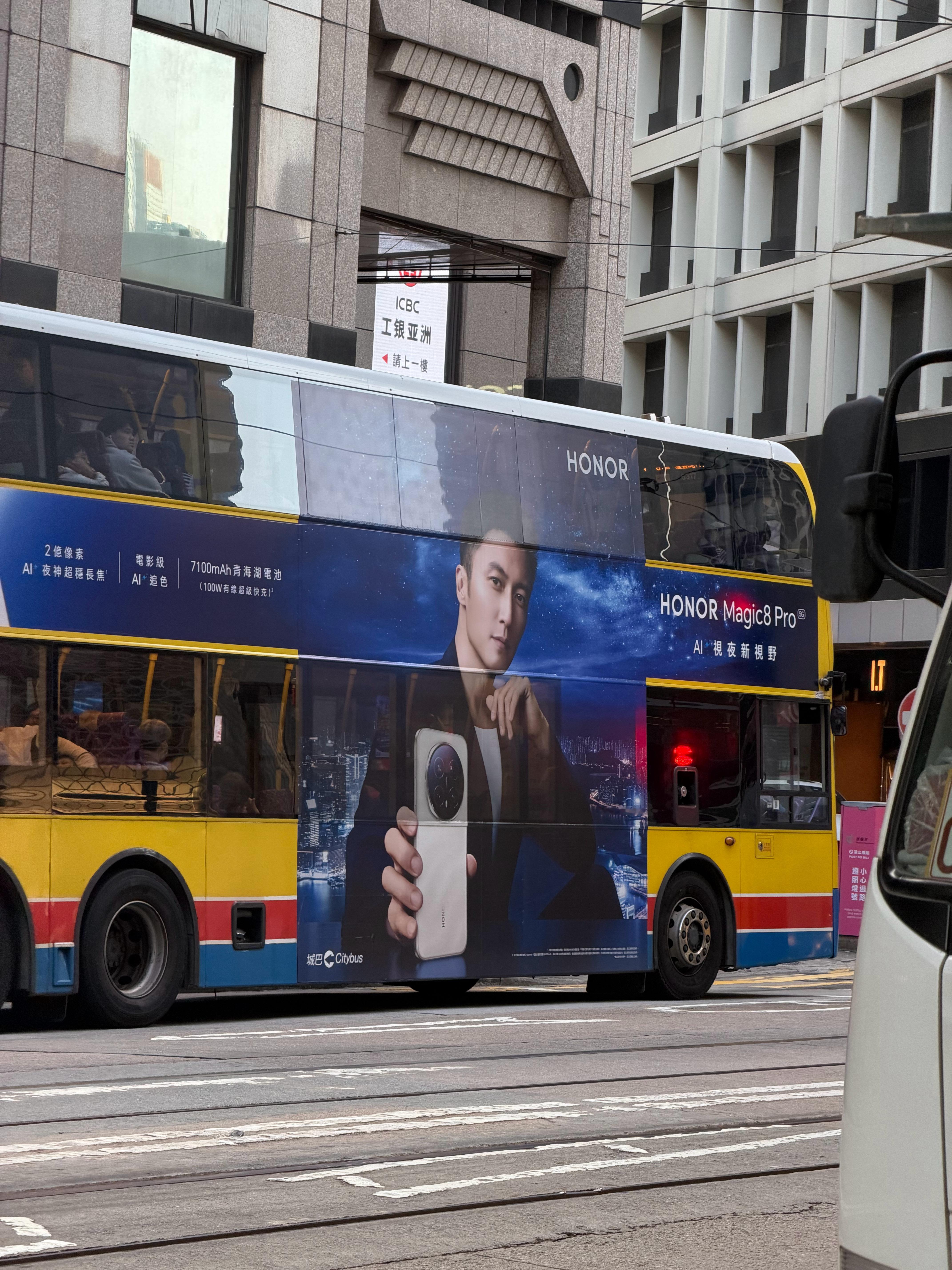 香港看到了谢霆锋，手里拿的应该是荣耀Magic8 Pro吧 香港