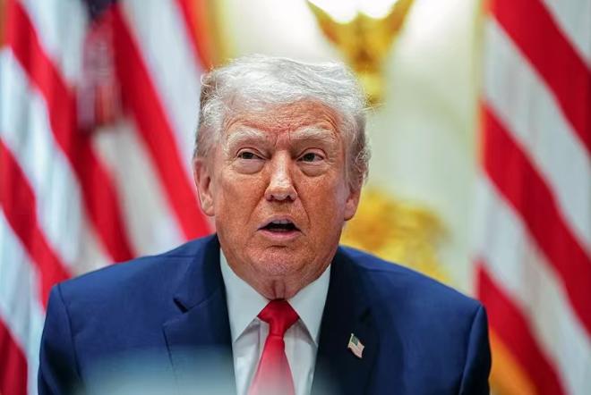 很多人眼瞅着特朗普现在狂得没边，觉得谁也治不了他，可说白了，他这威风也就剩下三年