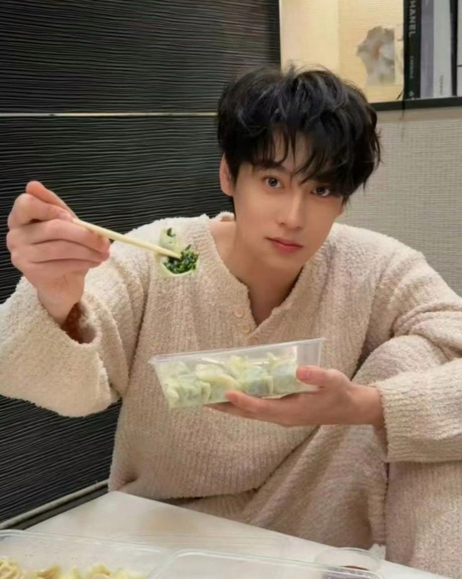 田栩宁孩子被网友扒出是ai合成。今天田栩宁有新代言官宣，突然就有这样的消息爆出来