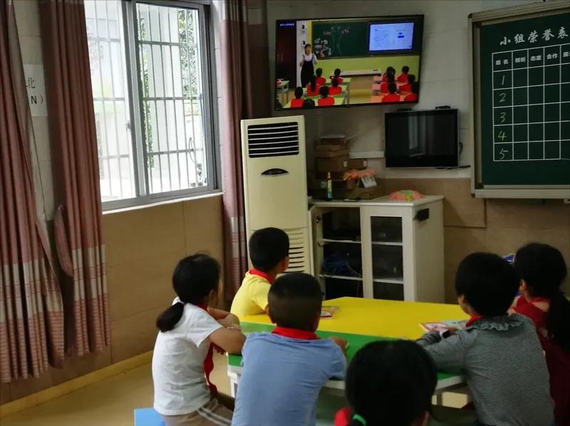 一所乡镇学校，共有72个教师，初级职称的教师最多，共32人，其中教龄20年左右的