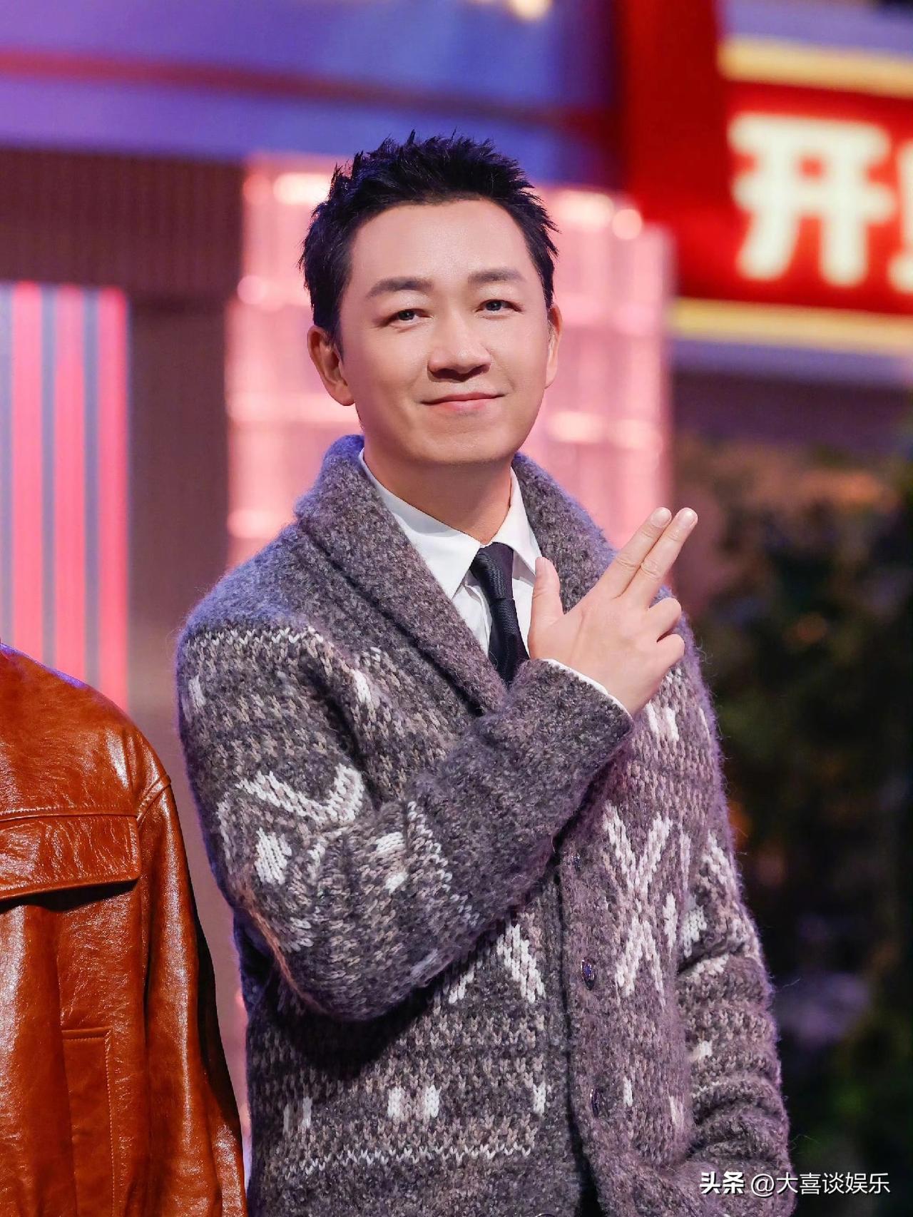 潘粤明的内心独白：

14年的远远观望，儿子顶顶终于选择回到我身边，开心之余也很