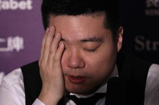 令人心酸的一幕出现了！丁俊晖亲口坦言，自己的巅峰时期已经过去，身体状态越来越难以