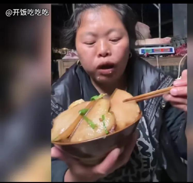 看到这一大碗肥猪肉，都反胃，每餐都这样吃，不怕脂肪高。
医生说吃肥猪肉不好，看这