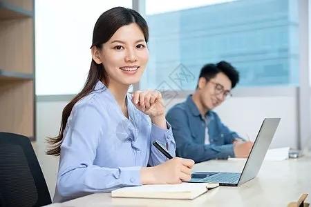 女下属越级举报男老板出轨，竟引发公司崩盘的惊天反转！

李然是这家公司的财务主管