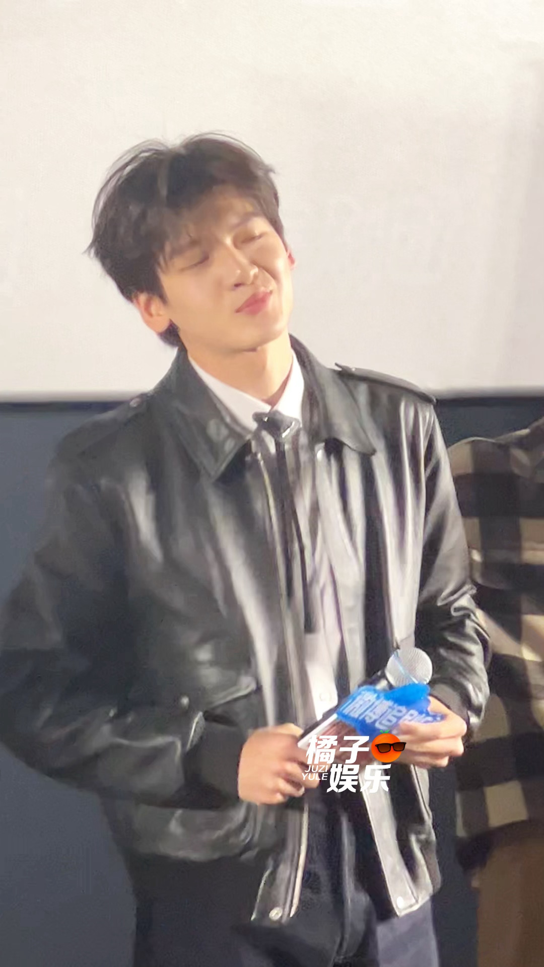 不知道什么叫明爽的可以看看翟潇闻公主抱成功之后：（20秒纯享版）（此为1.5倍速