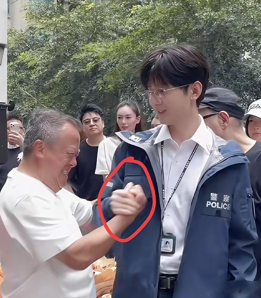 曾志伟握着成毅的手，当着所有媒体的面说：感谢成毅，为我们带来了投资和排面。就这一