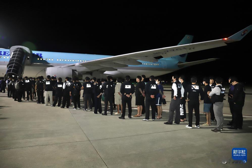 跨国闪电行动！
64副手铐在航站楼发出清脆的回响
柬埔寨押解64名韩国电诈

1