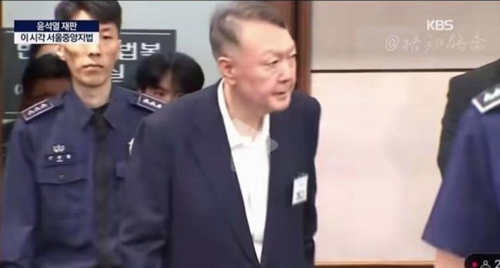 为跪美硬撕中国！尹锡悦蹲大牢时，美国的冷漠太扎心

谁能想到？尹锡悦当年为抱美国