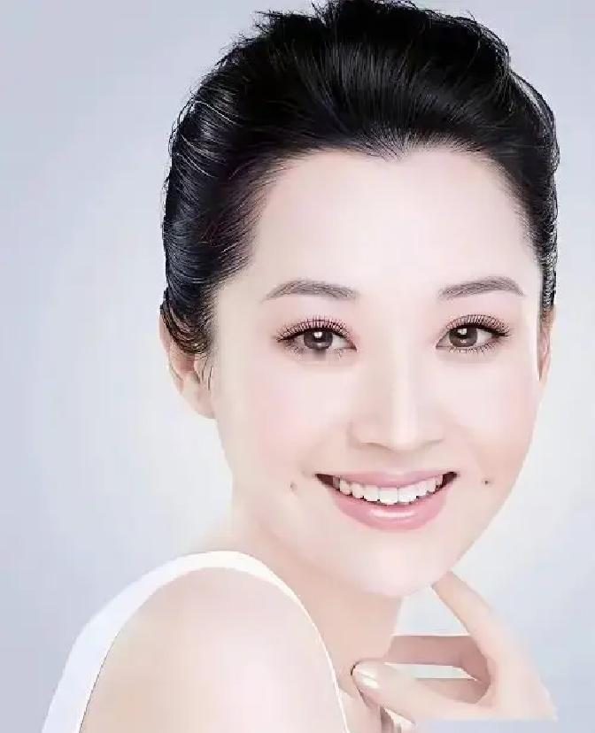 许晴的脸，成了圈里最新的“恐怖片”。
看着她从二十年前那个灵气逼人的任盈盈，变成