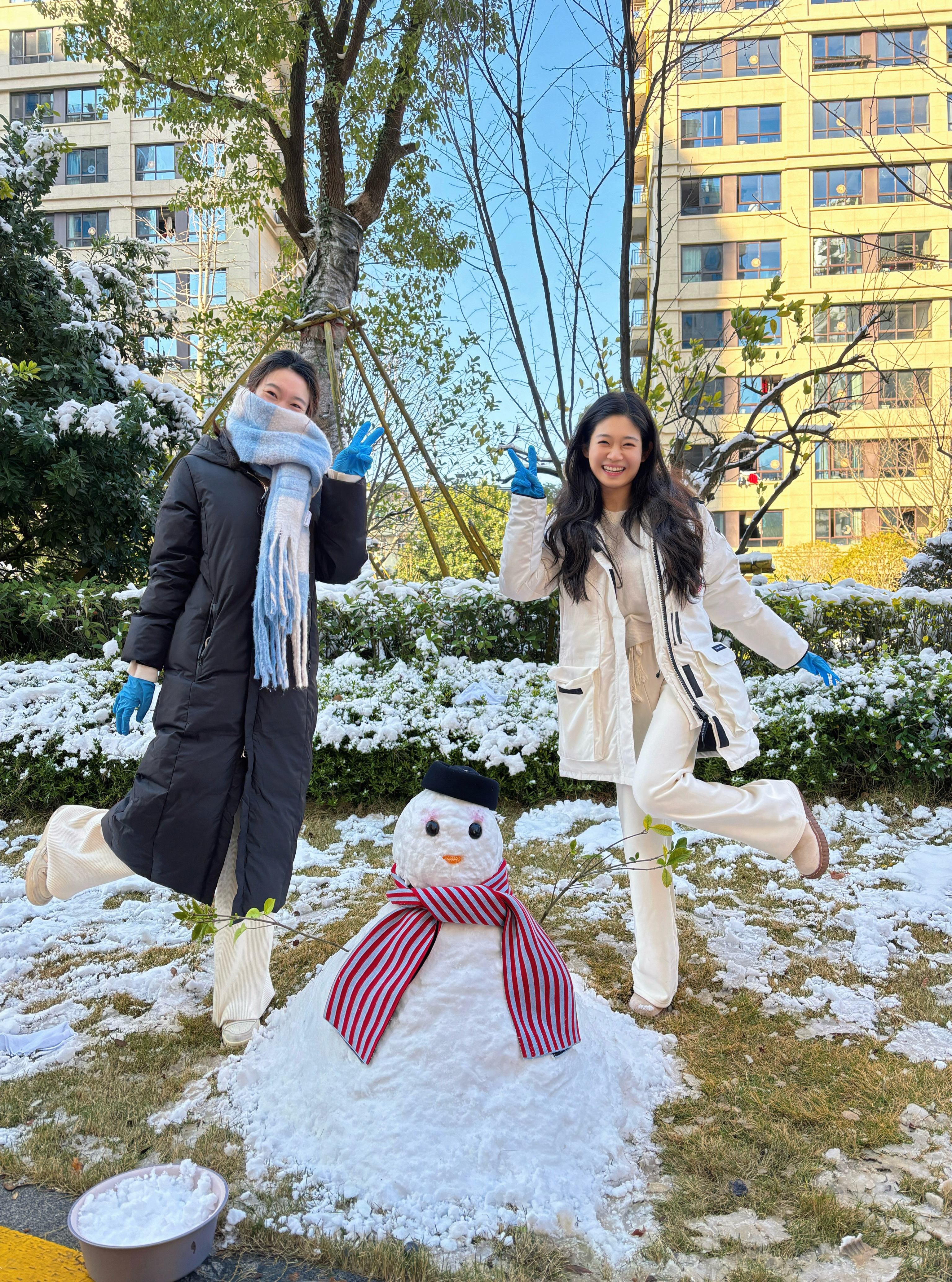 下楼堆雪人啦🥳~我们的雪人是小区里最靓的仔✌🏻☃️✌🏻  ​​​