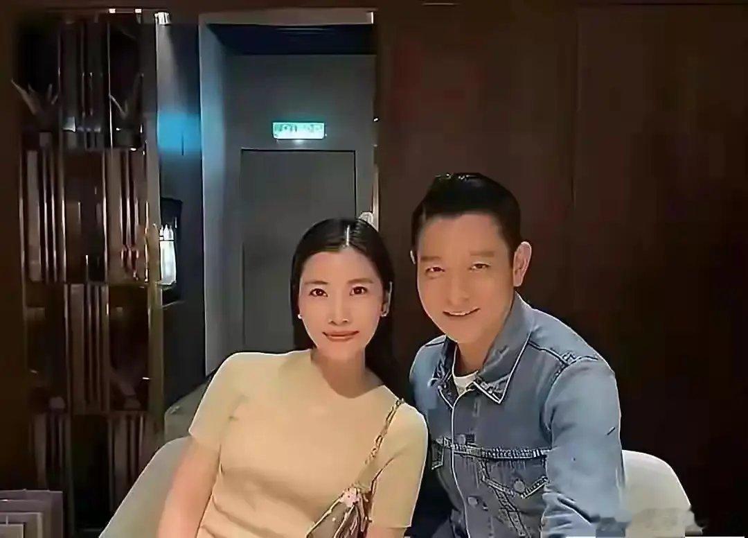 64岁的刘德华终于开始大大方方的公开自己和老婆朱丽倩的照片 