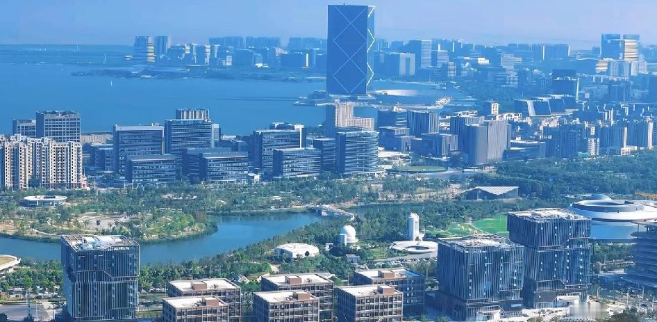 滴水湖说是上海巨变的典范，不为过吧？

离人民广场70km之远，这5-10年，沧
