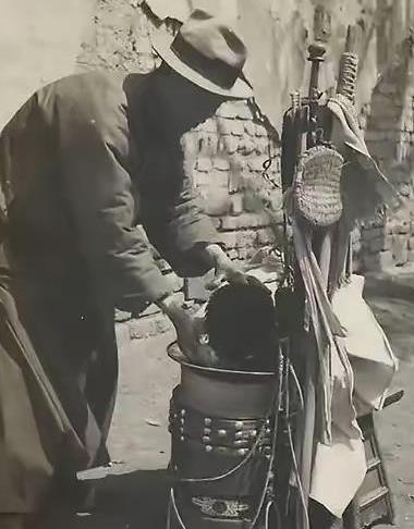 1988年，四川小镇上一个剃头匠跟人打架进了派出所，民警录口供时他脱口而出：“老