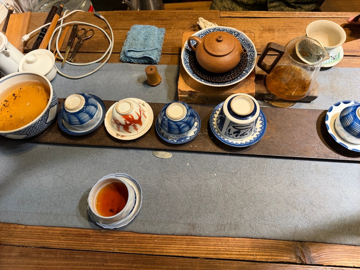 晚上去老陈那里喝茶，过年没啥节目。 