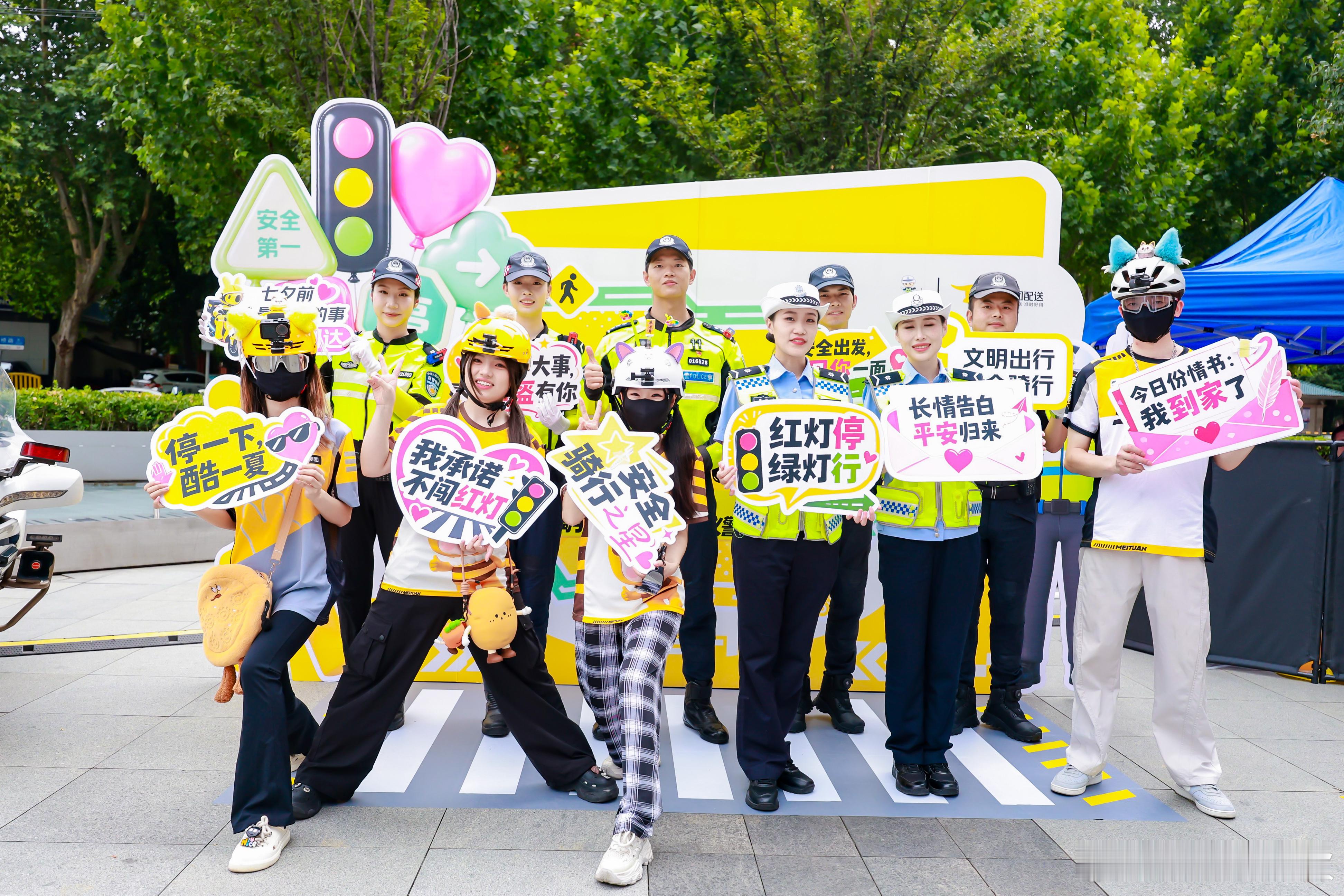 武汉七夕街头骑手成暖心守护者  平日里奔波在武汉大街小巷负责配送的美团骑手，解锁