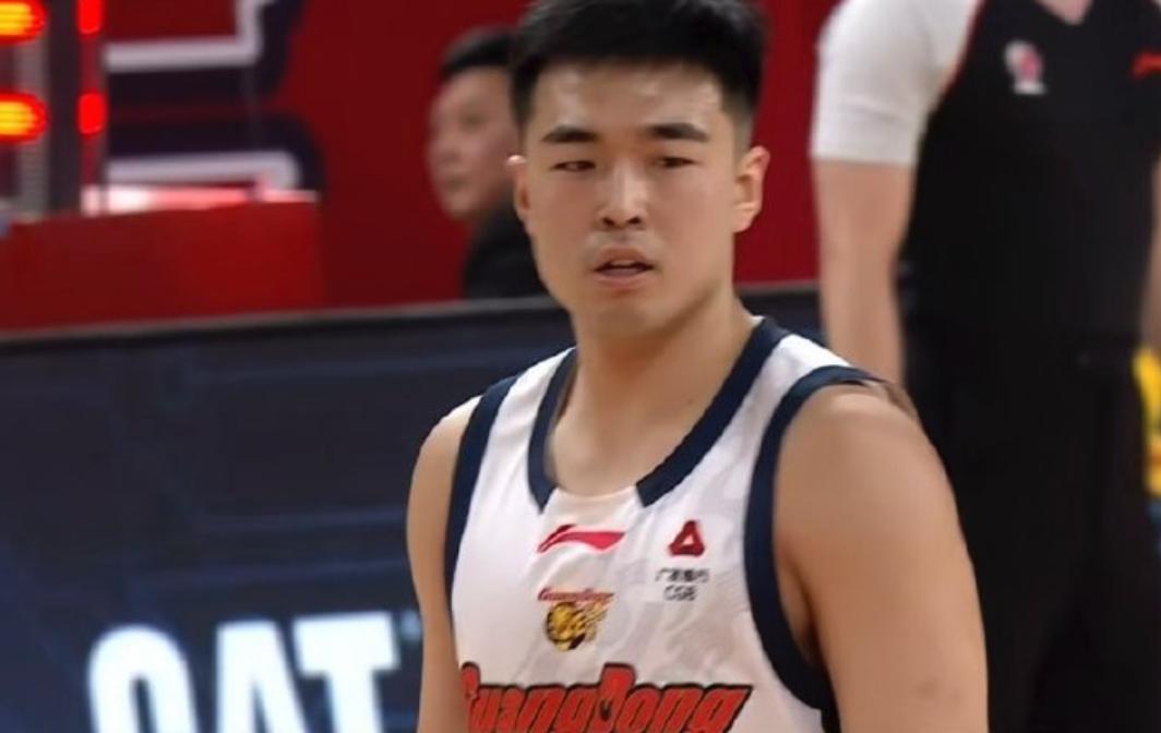 广东宏远的张文逸可以啊，一记三分，一记长两分，出场4分钟拿5分，帮助球队将分差缩