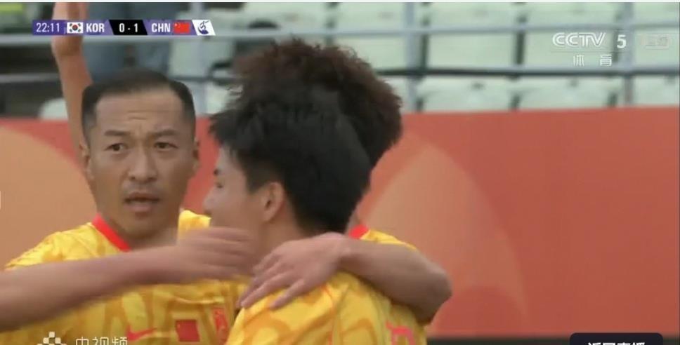 1:2，国足还是没迈过韩国这道坎。
这场球最让人激动的，是第22分钟。张玉宁中场