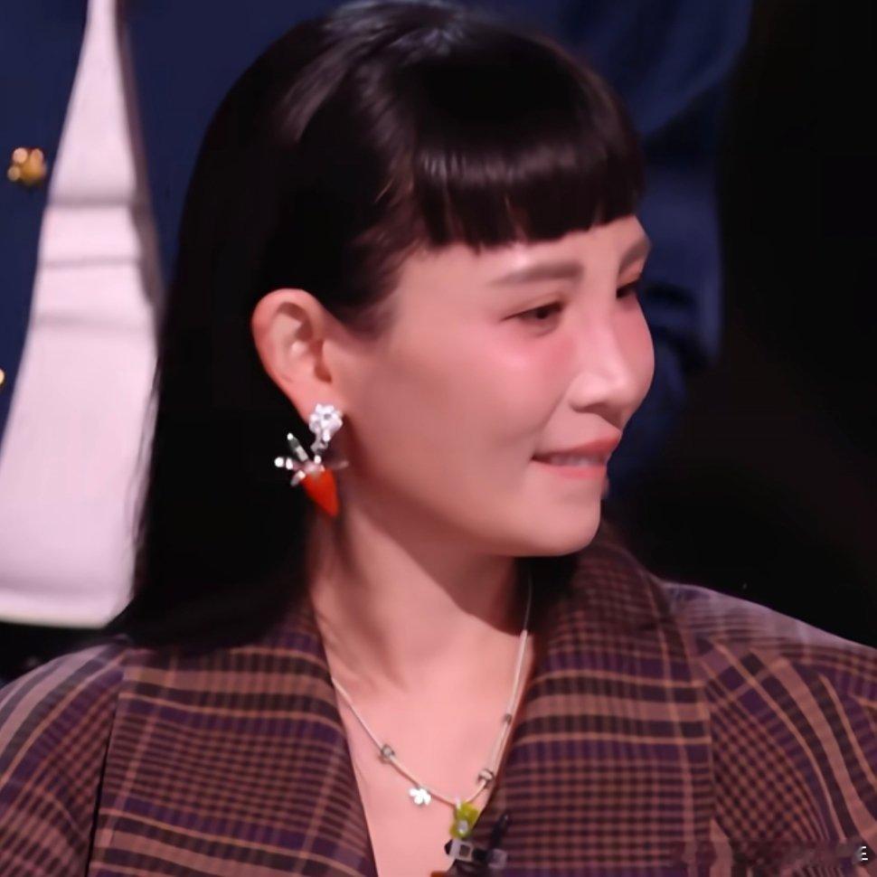 魏如萱胡萝卜耳钉歌手发布会魏如萱这个胡萝卜耳钉好萌啊，已经被狠狠种草了歌手发布会