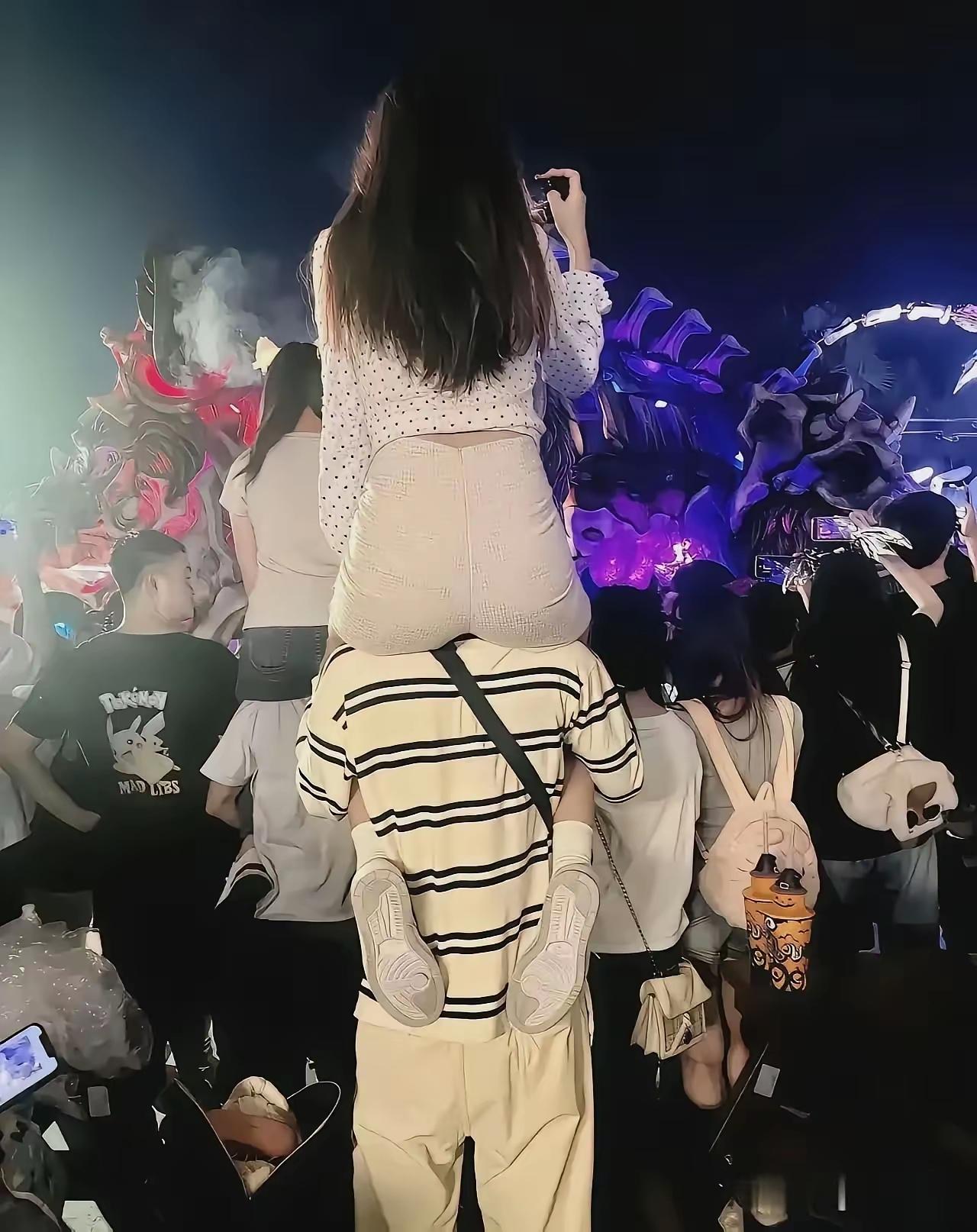 我想问大家一句话，结婚后还有多少个男人会这样宠自己的女人？能让女人坐在自己肩上看