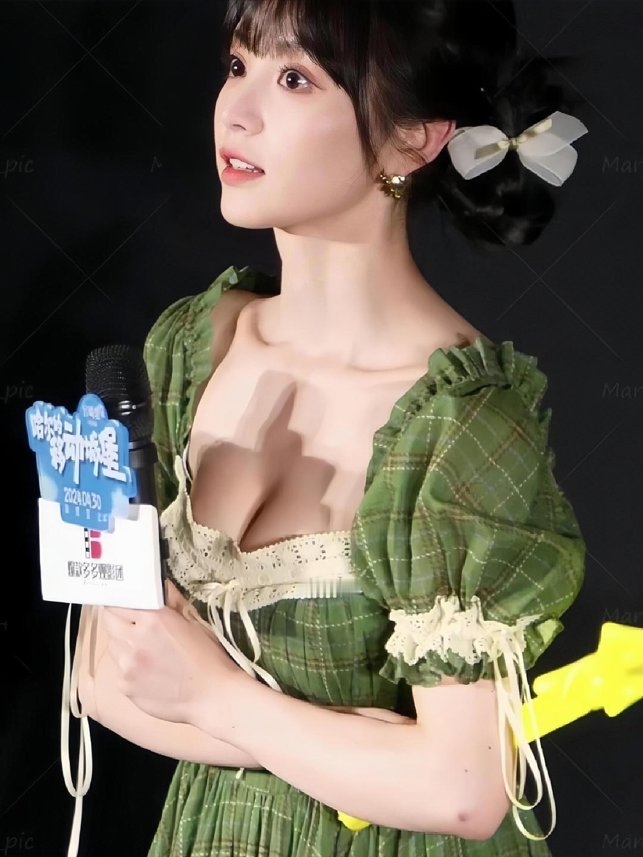 田曦薇这萝莉神颜配上傲人事业线，你让我如何忍住不多看几眼～[馋嘴] ​​​