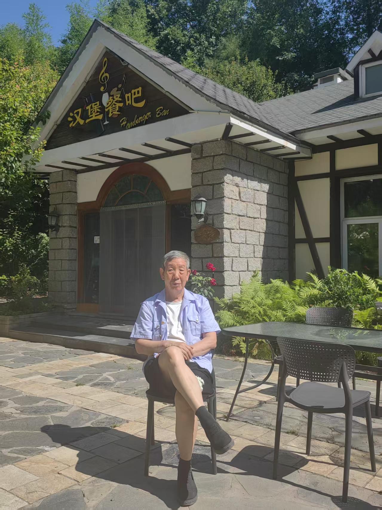 这是咋天去的房山天毓山庄照的山庄不大但建筑有风格全是欧州的建筑有湖有水有鱼有白天