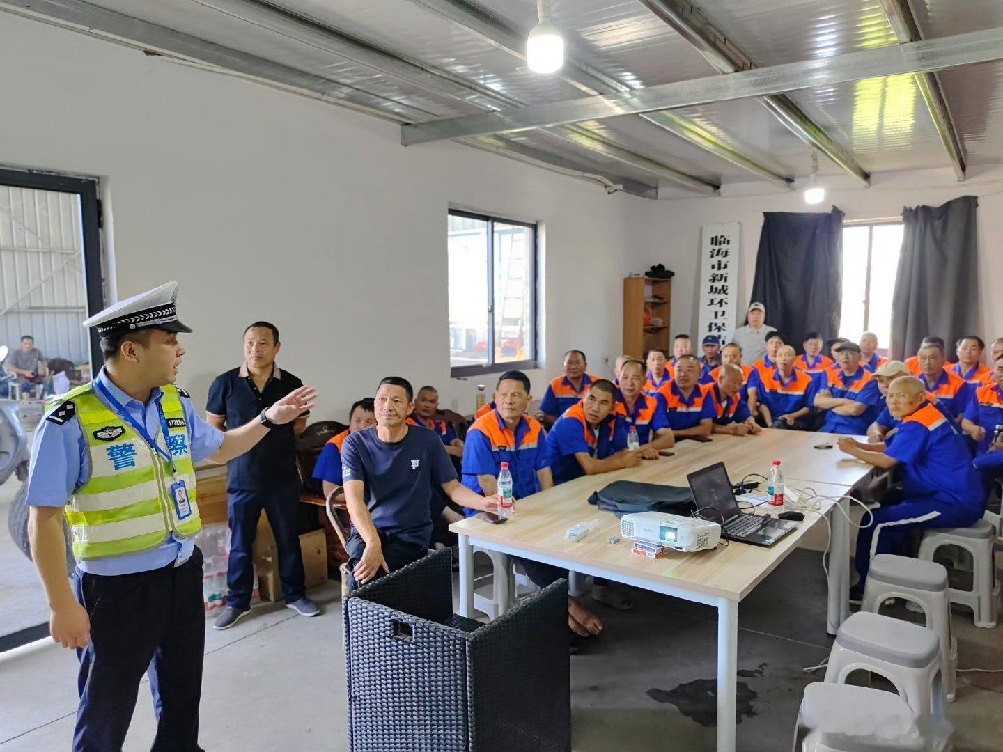 临海交警走进环卫站送上安全锦囊连日高温炙烤路面，环卫工人顶着烈日穿梭车流间清扫保