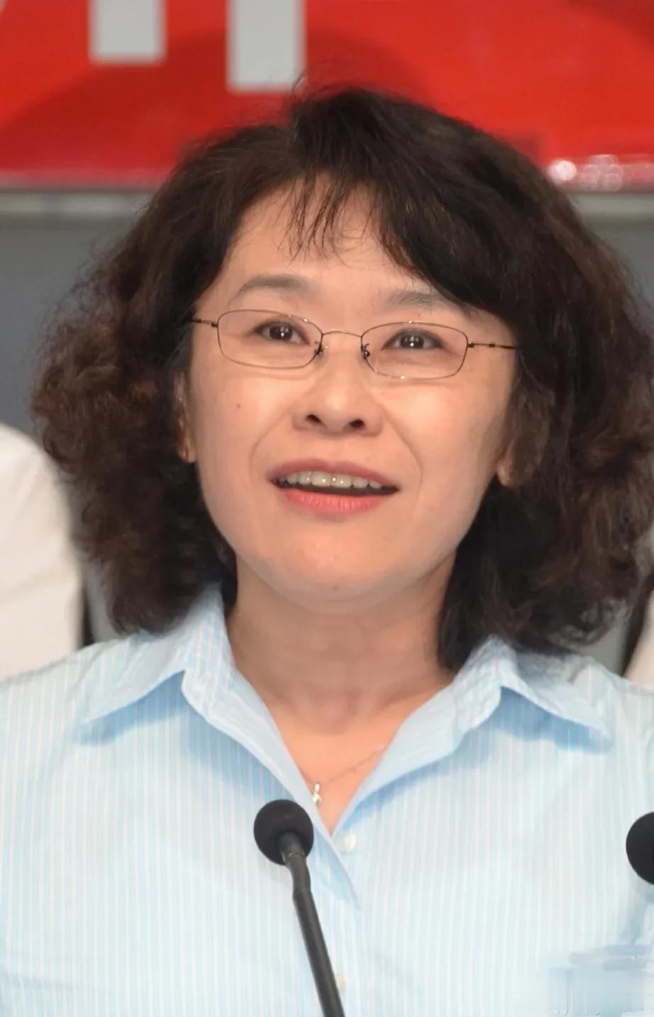 这是张海迪的近照，虽然年近70，但面色红润，和以前的状态相比越来越年轻，她的保养