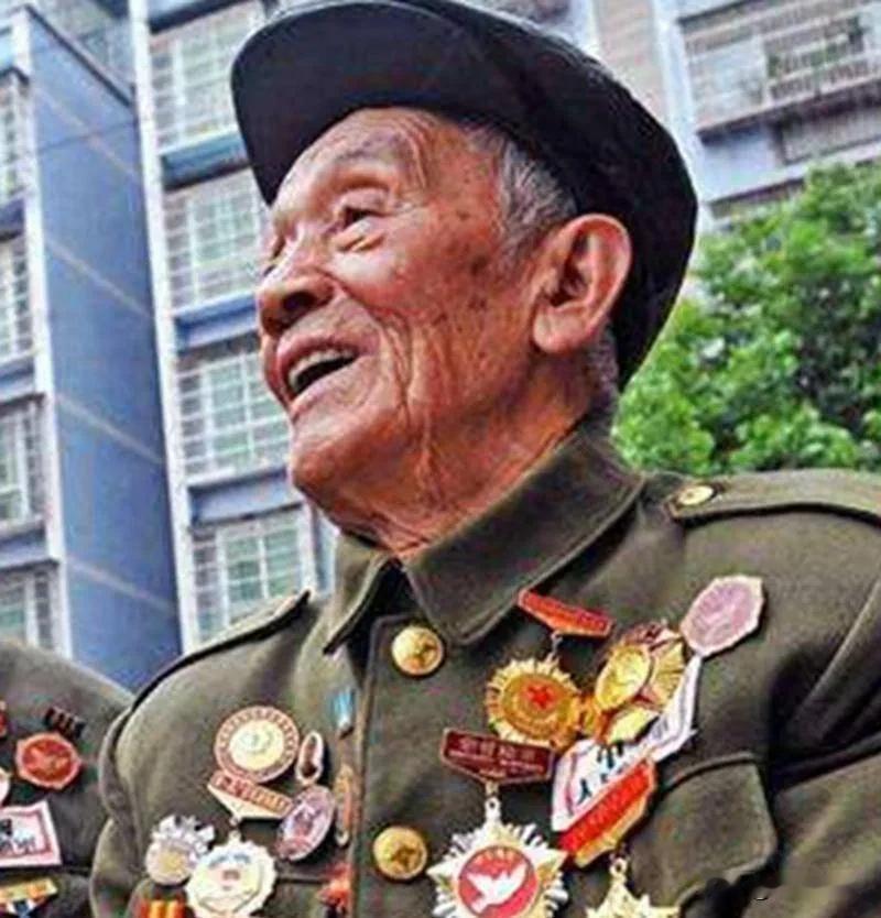 1985年，朝鲜军事博物馆，一位中国老人在一幅"烈士遗像"前站住了。他盯着画像看