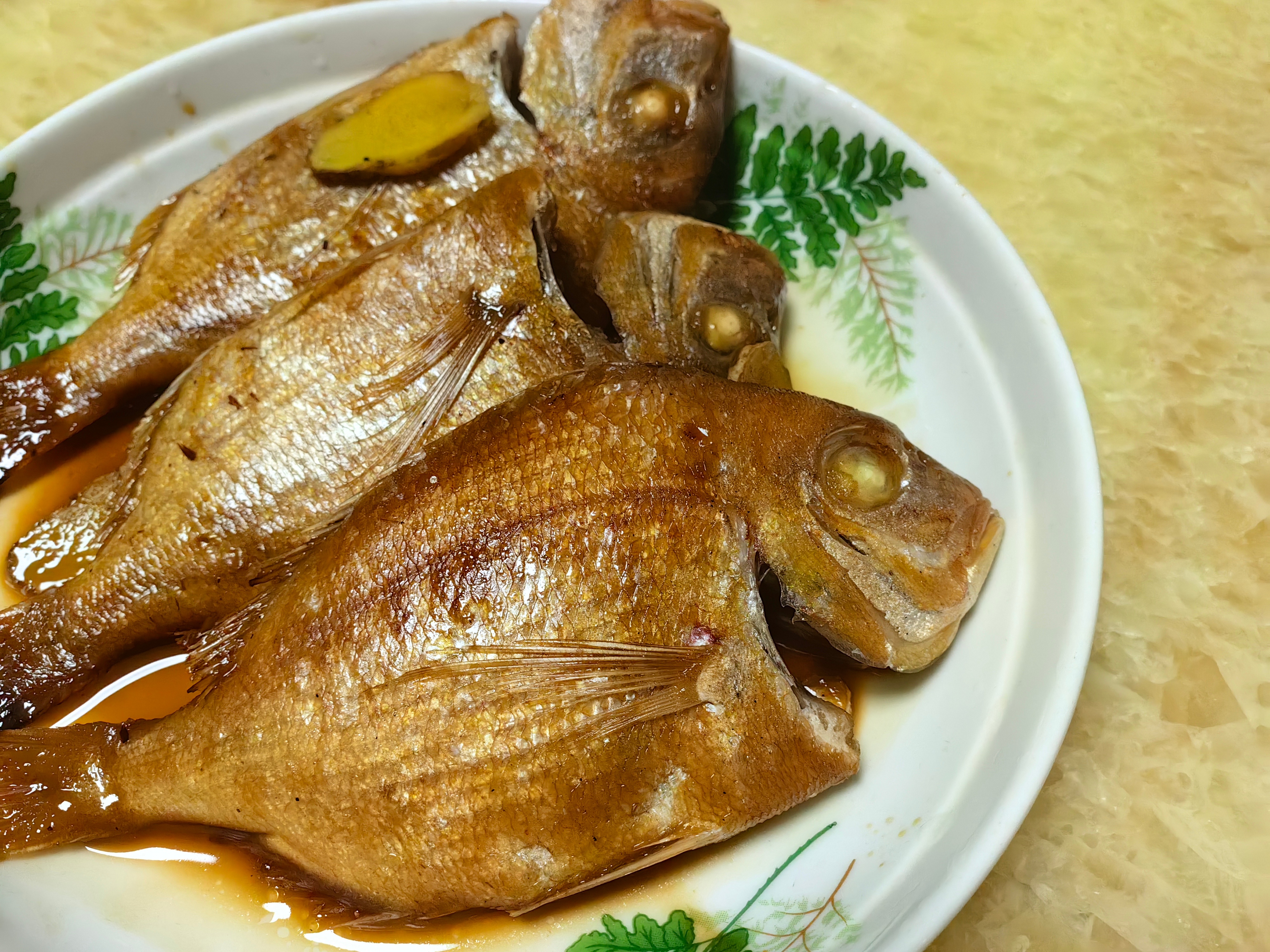 家常菜[超话] 红烧鱼，煎鱼，大葱炒黑椒肠，炒豆芽，生菜，白灼小目鱼。 ​​​