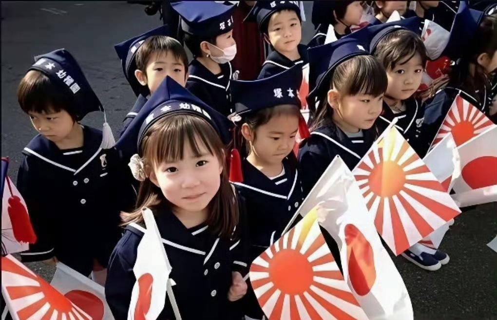 日本的儿童、青少年军国主义教育，
没有任何隐瞒，它就是公开的，理直气壮。
精日分