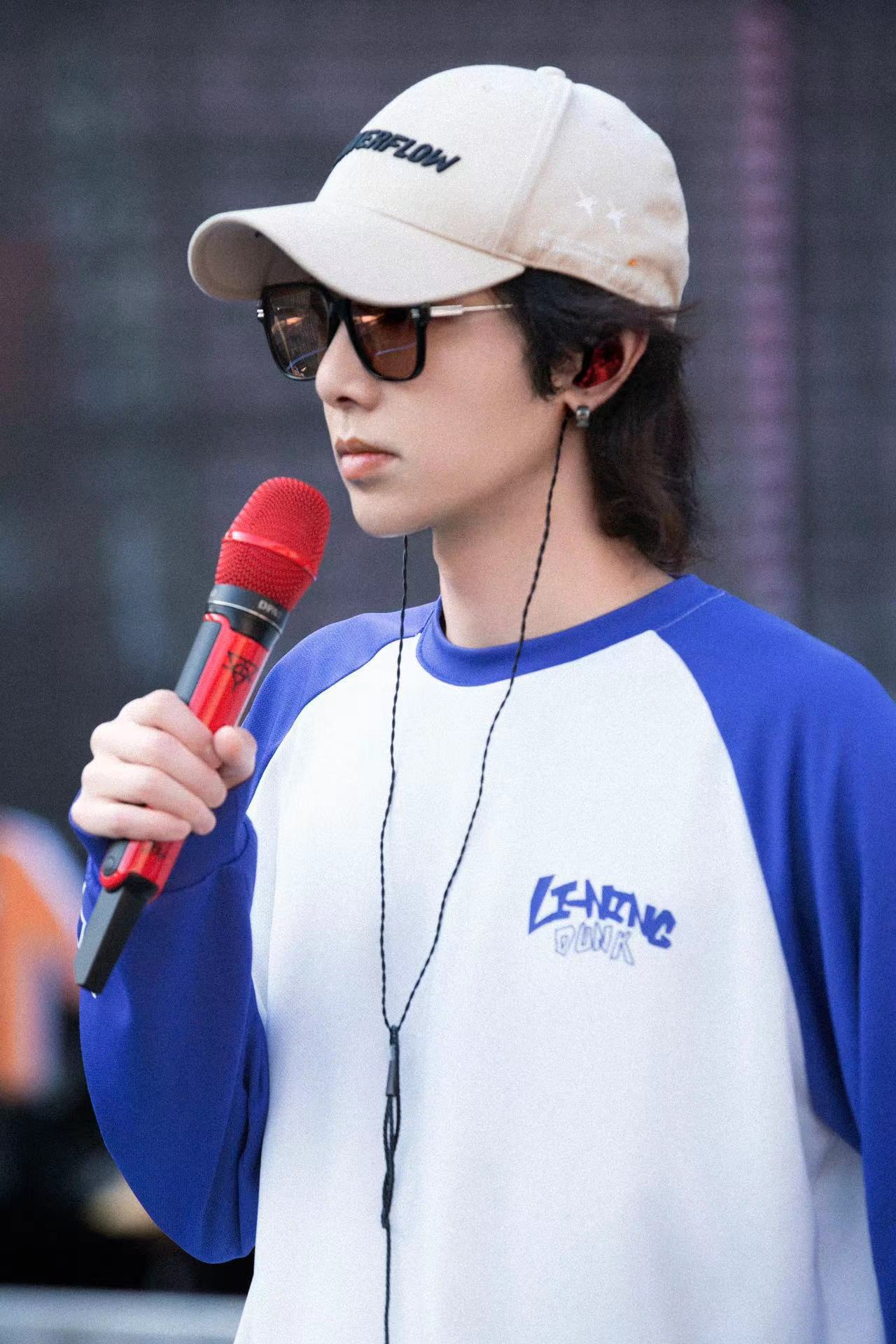 #华晨宇跨次元舞台即将登陆#omg华晨宇今晚彩排路透好有少年感的一身[开学季]白