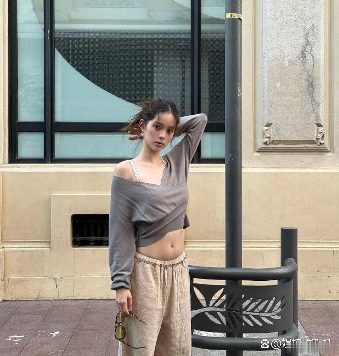 欧阳娜娜的小肚子太真实，没有一点点锻炼痕迹 