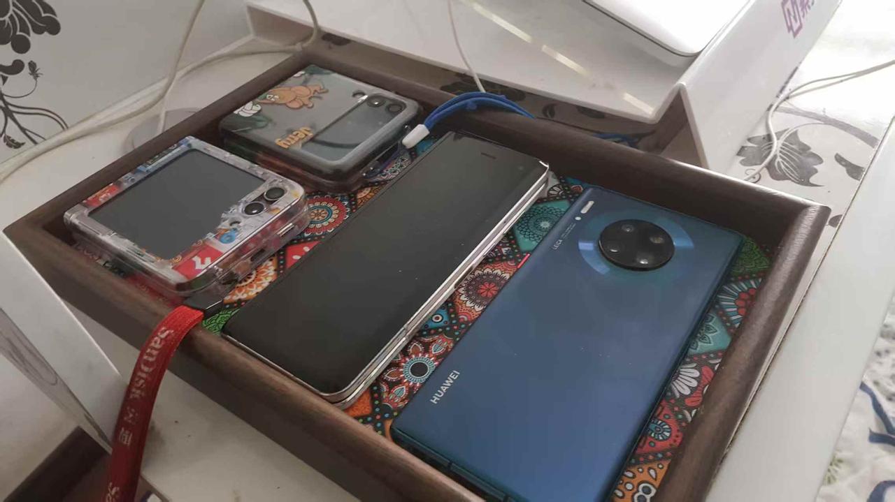 我自己测试过，三星zflip5 骁龙8gen2平时操作的流畅度被pura70pr