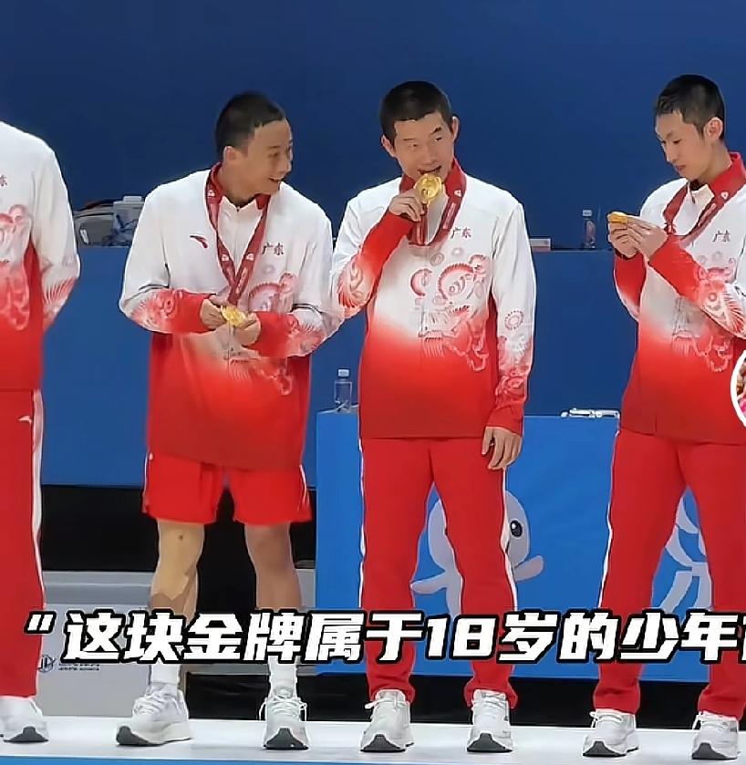 广东篮球第三冠颁奖有亮点，球迷一口咬定金牌，这不是真金的吧？


广东队今年让杜